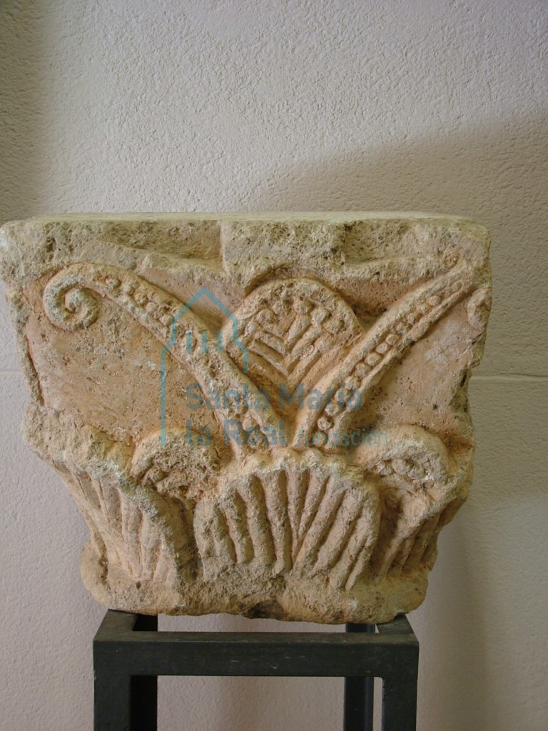 Capitel tallado por tres de sus caras con motivos vegetales
