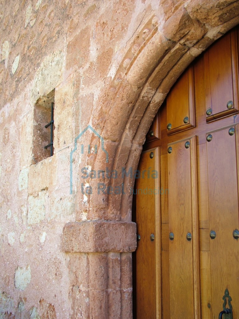 Detalle del intradós del arco, con las dovelas decoradas con doble bocel.