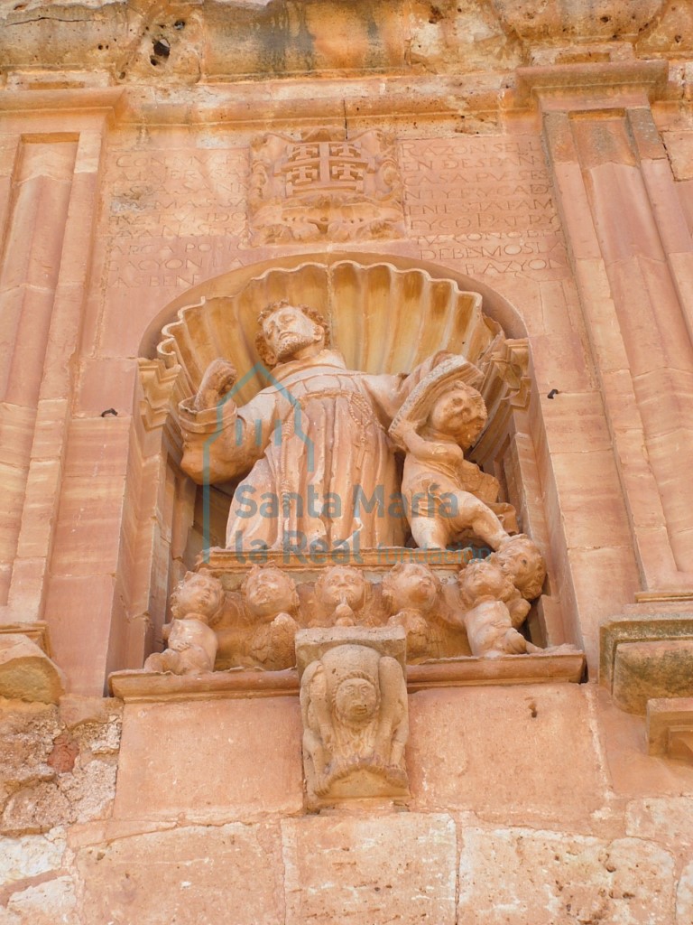 Detalle de la hornacina con la imagen de San Francisco en la fachada del convento
