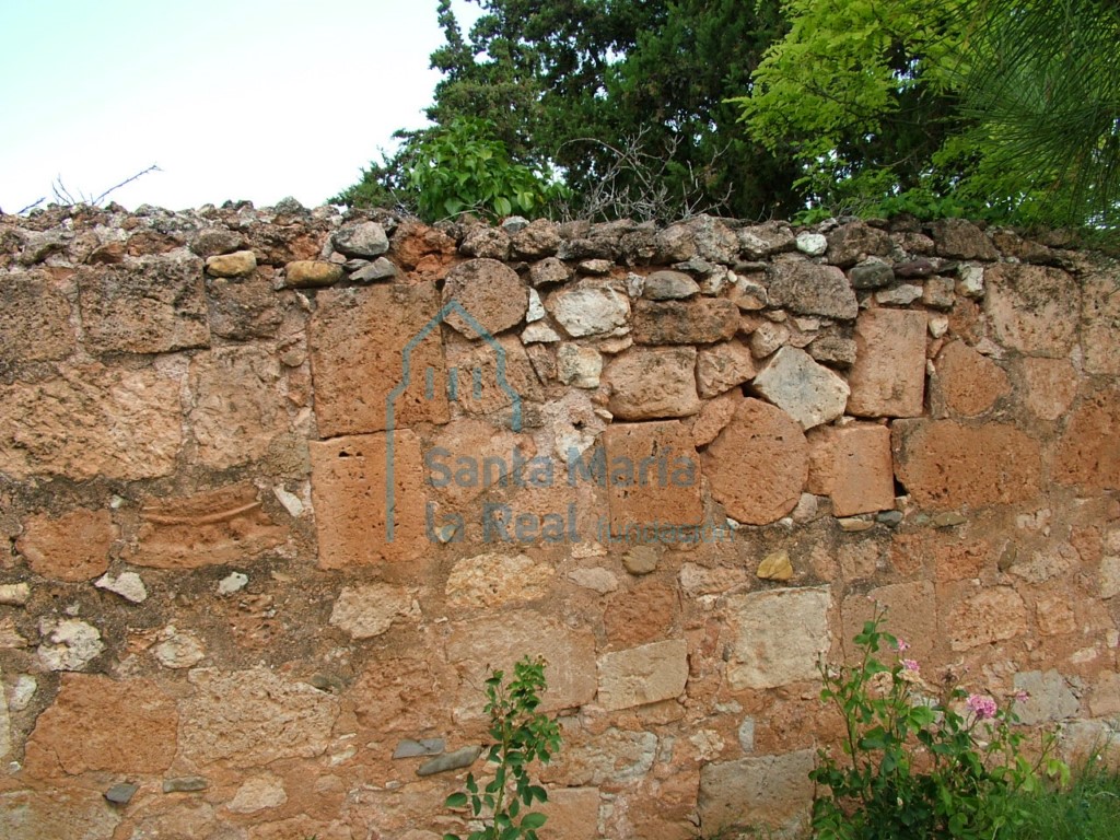 Muro del cementerio realizado con elementos reutilizados del edificio de la ermita