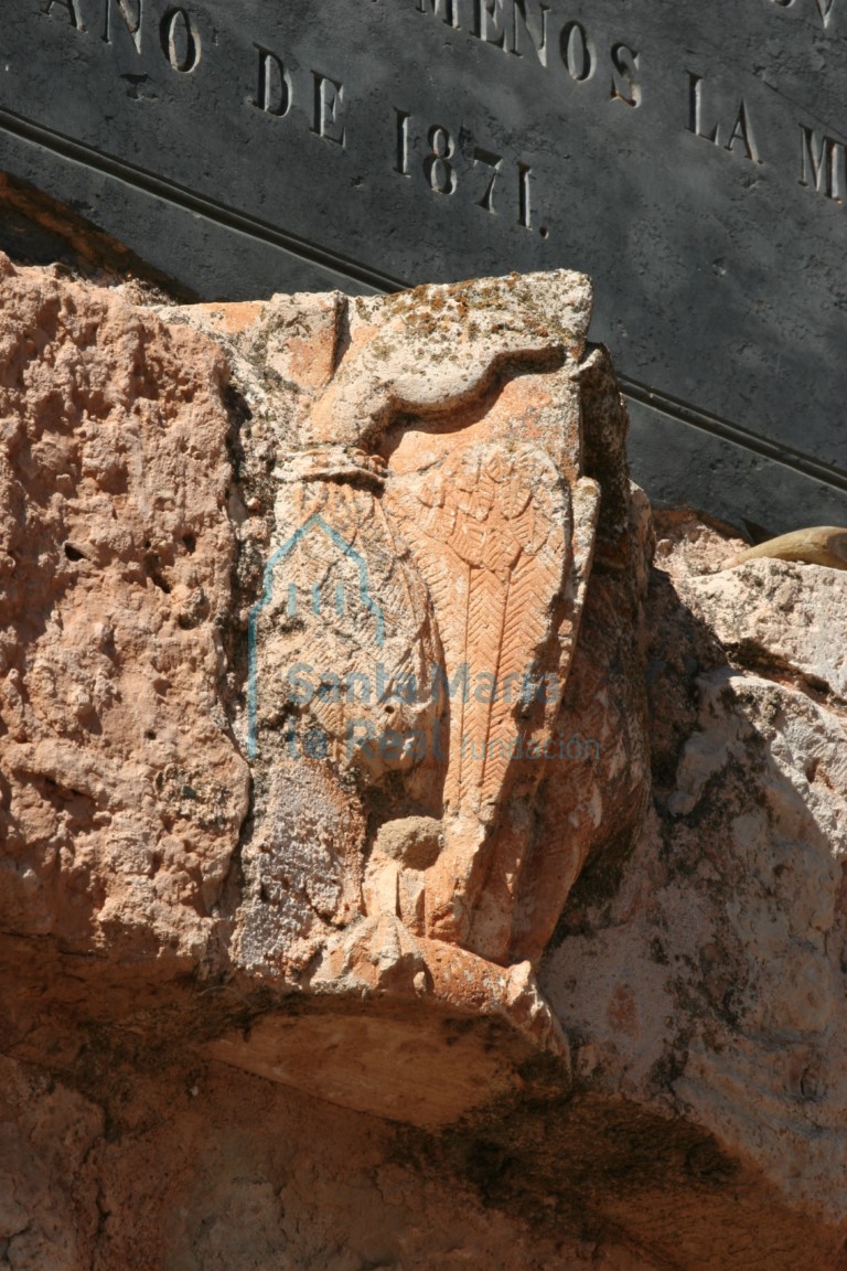 Capitel reutilizado en la portada del cementerio