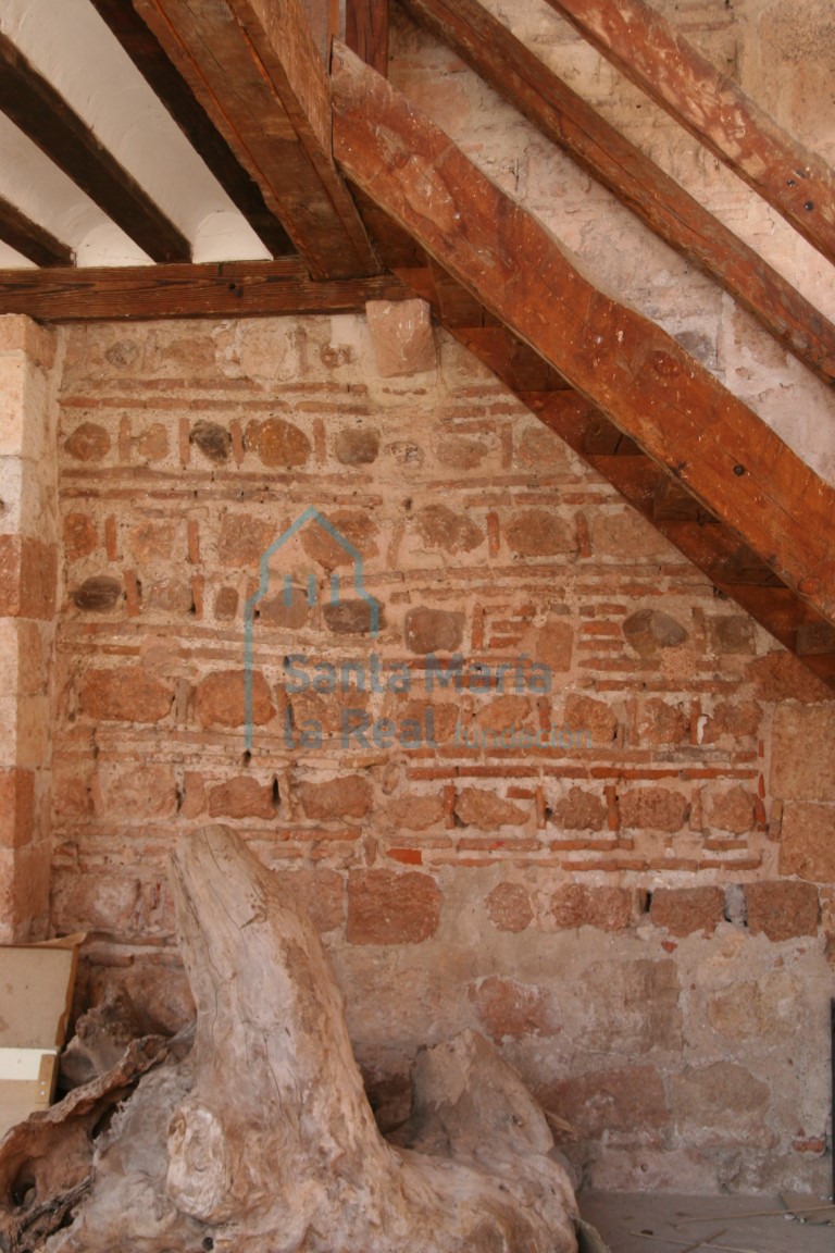 Detalle del interior del pórtico bajo la escalera