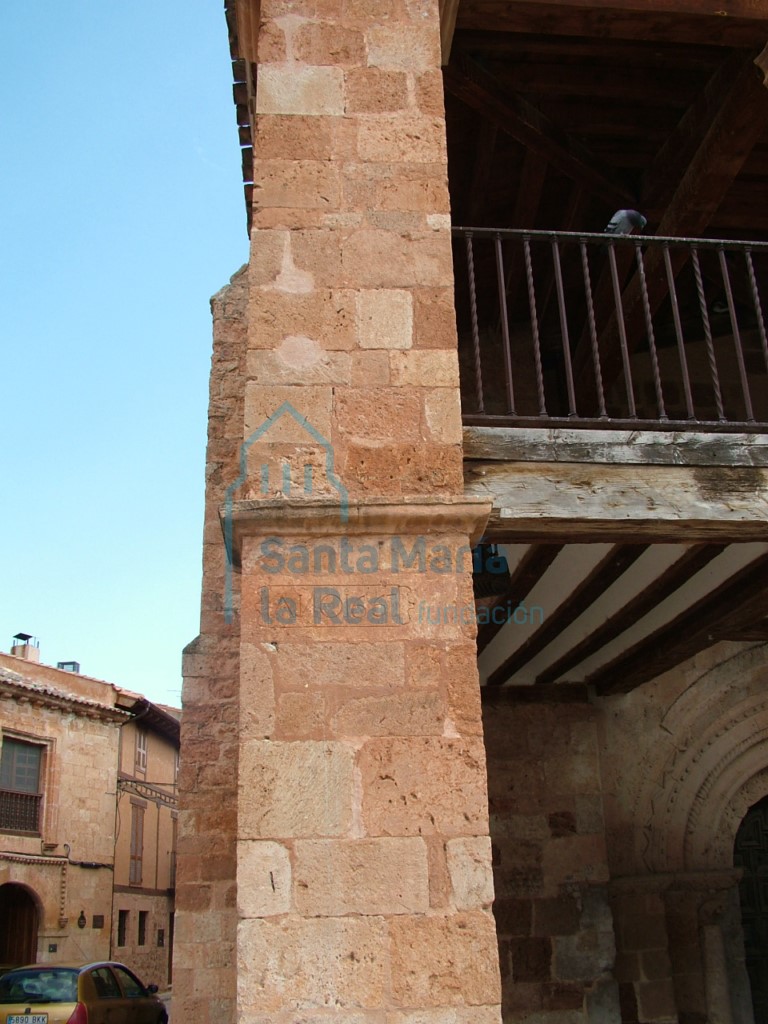 Vista de los pilares del pórtico y de los contrafuertes de la espadaña