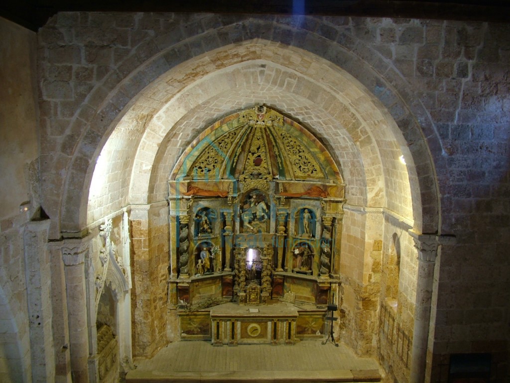 Arco triunfal e interior de la cabecera