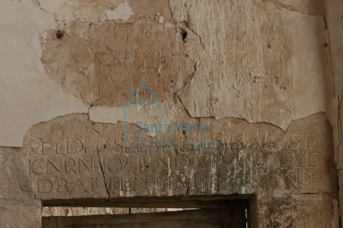 Inscripción en el dintel de la puerta que comunica la cabecera con la sacristía