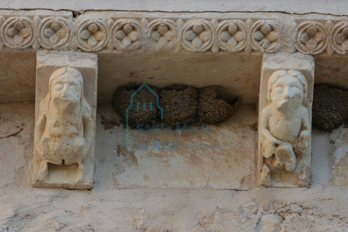 Canecillos con figuras humanas mostrando sus sexos en el muro septentrional de la nave