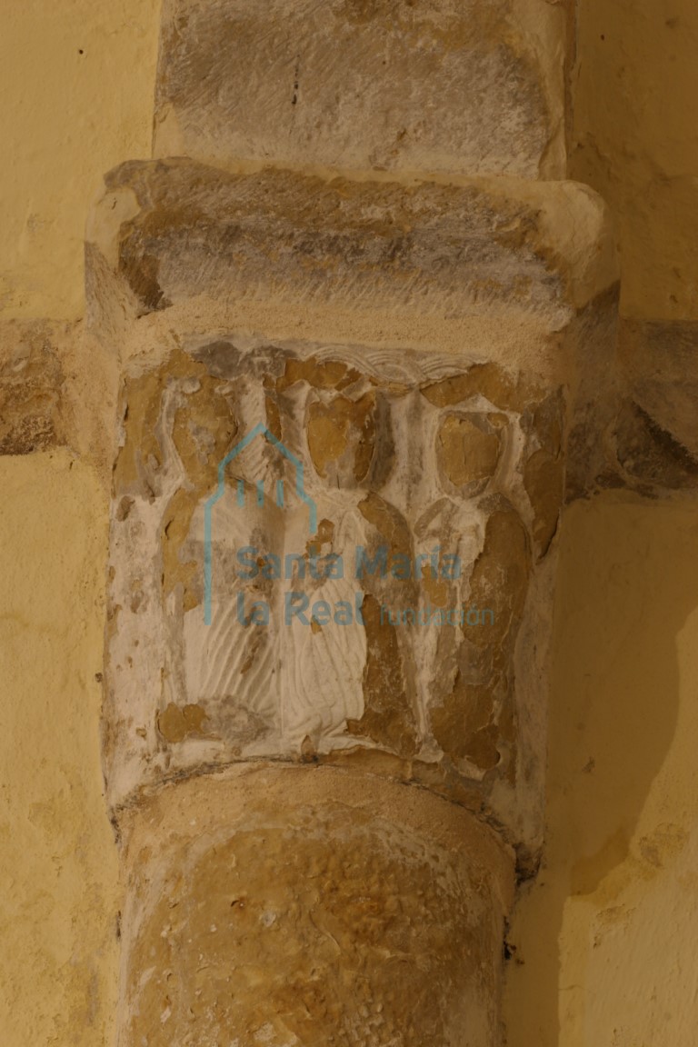 Capitel con figuras humanas del muro septentrional del presbiterio