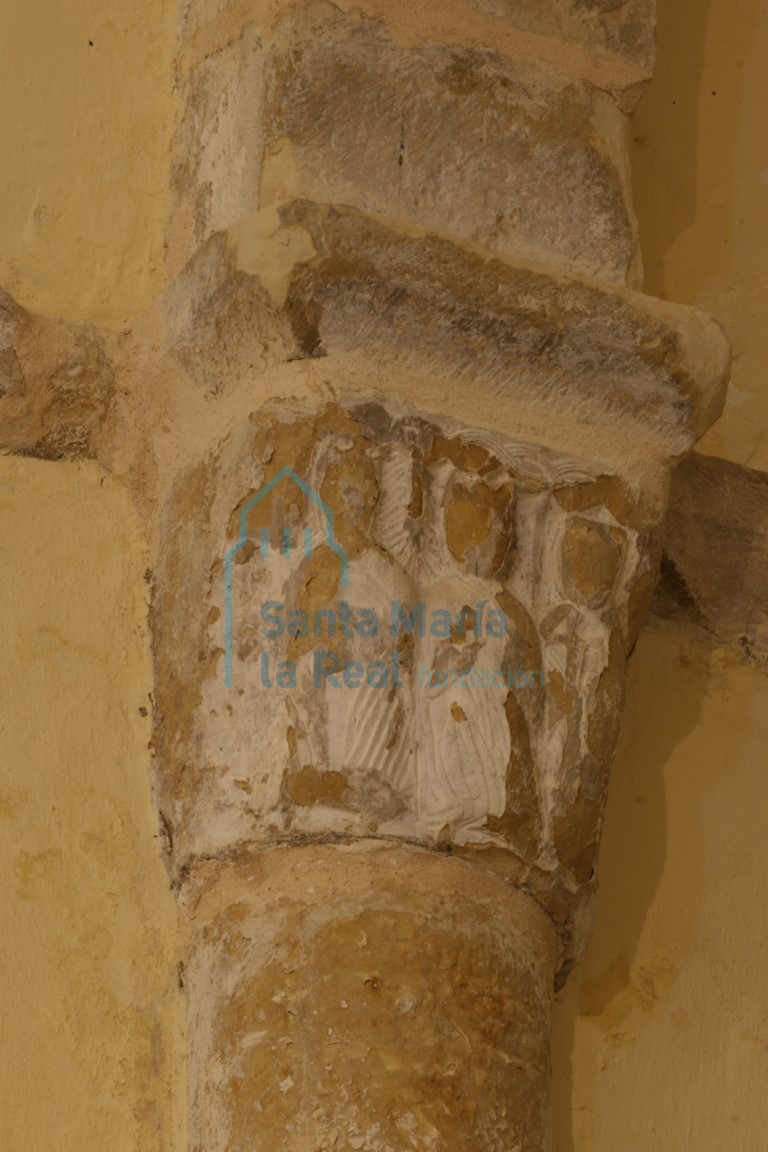 Capitel con figuras humanas del muro septentrional del presbiterio