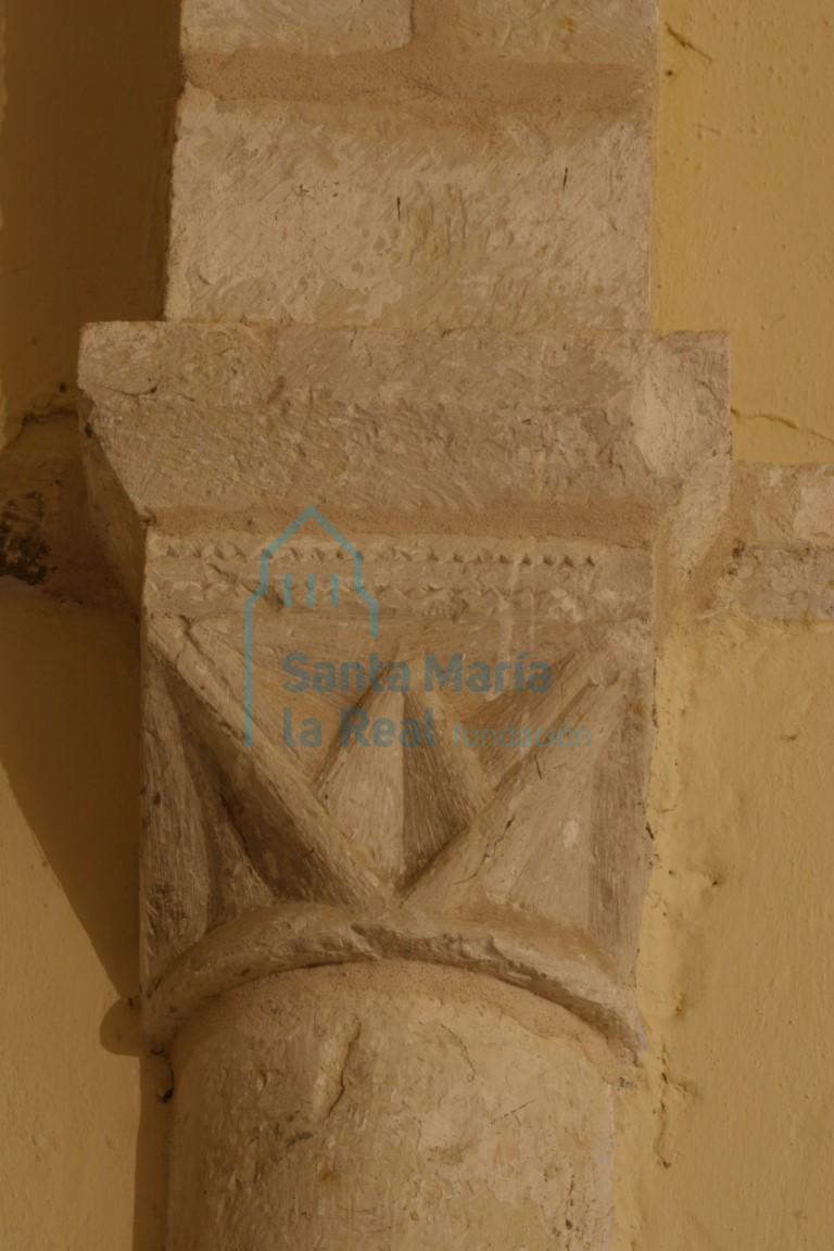 Capitel del muro meridional del presbiterio