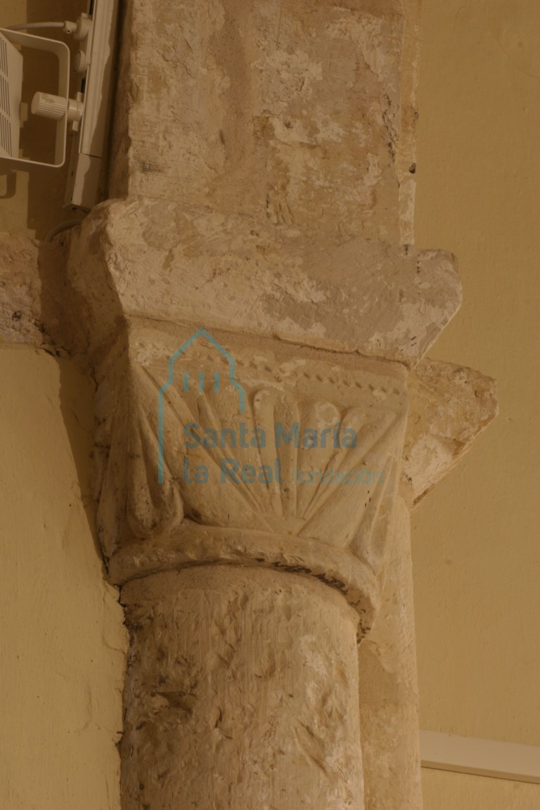 Capitel derecho con vegetación del arco triunfal Capitel derecho con vegetación del arco triunfal