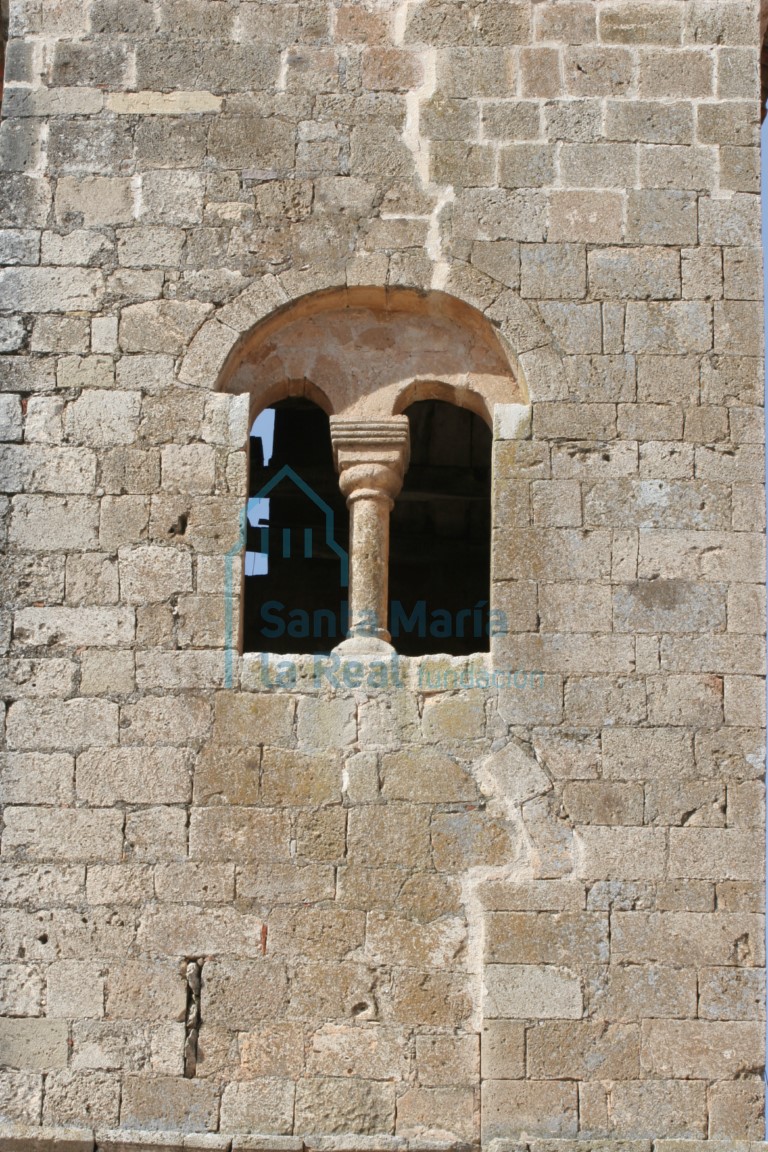 Arco de medio punto que alberga otros dos menores con parteluz en la torre