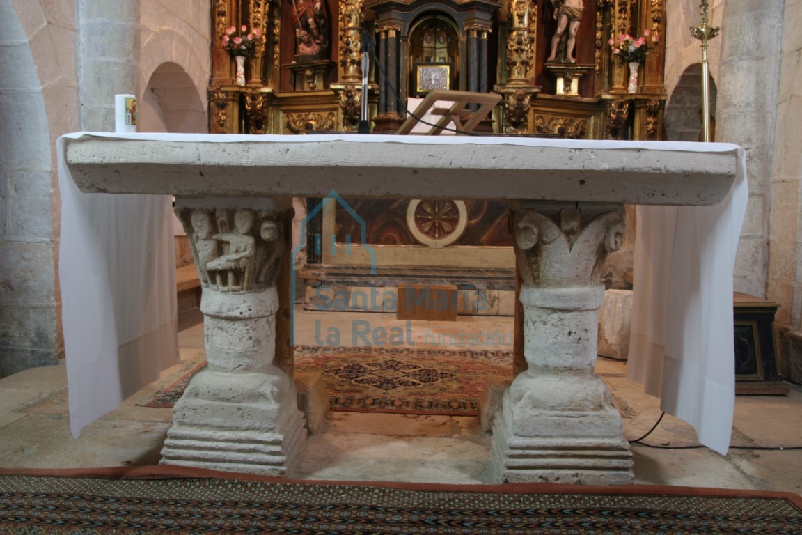 Capiteles de la mesa de altar