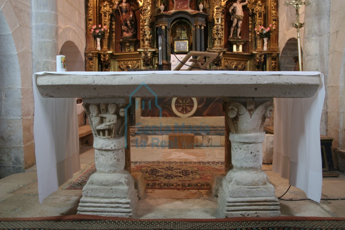 Capiteles de la mesa de altar