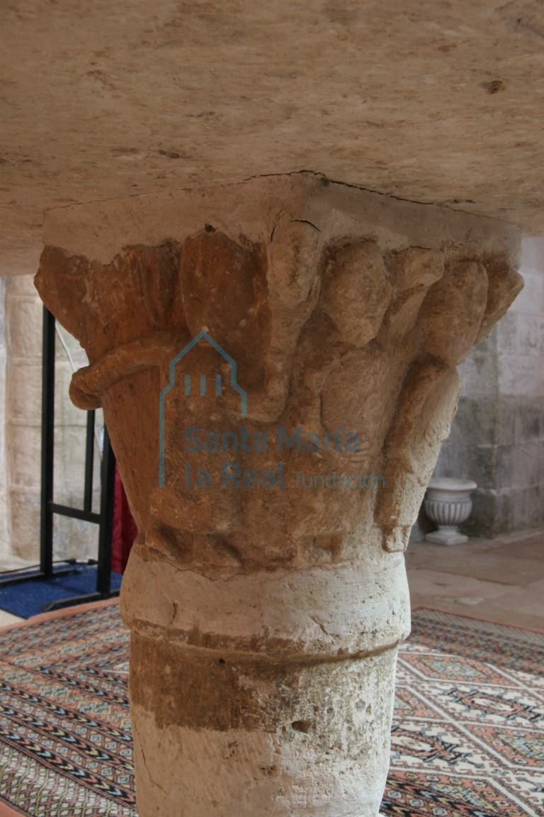 Capitel con escena figurativa, en el interior