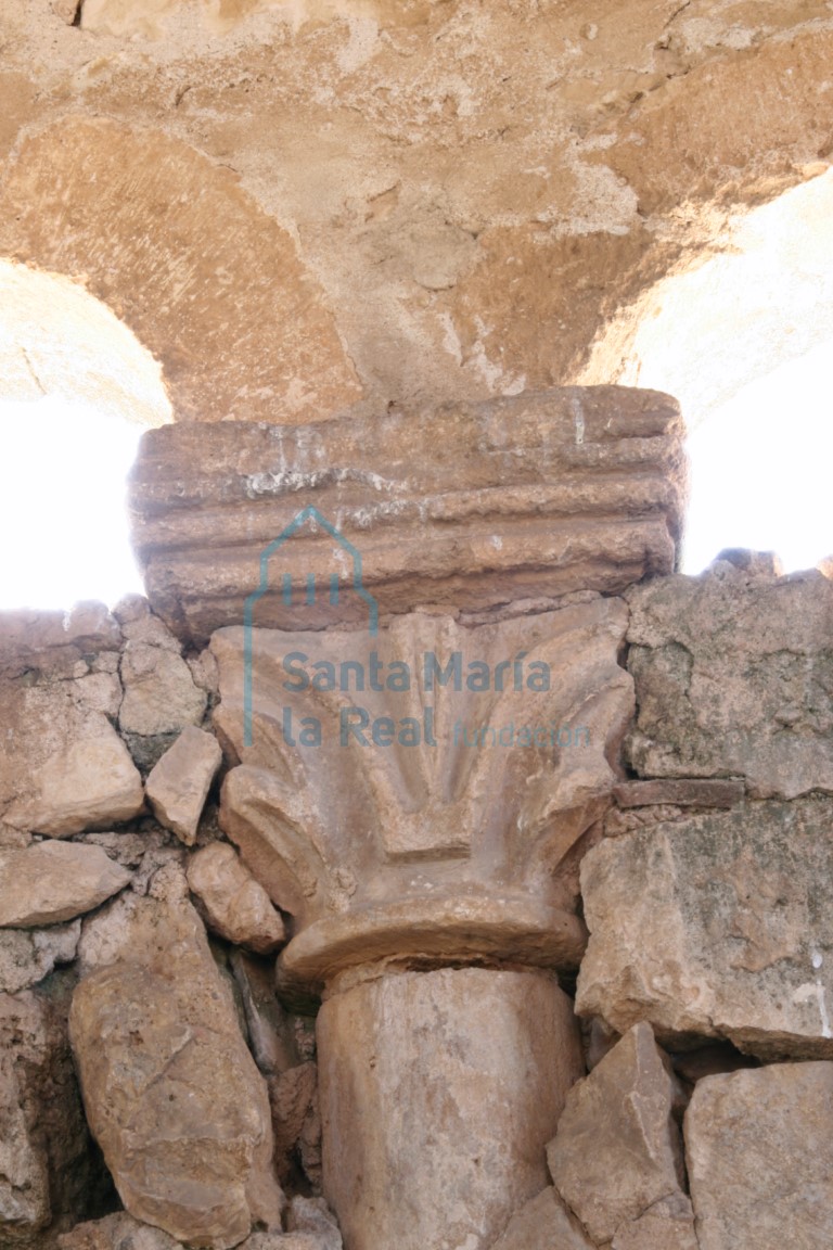 Detalle del parteluz del vano de la torre