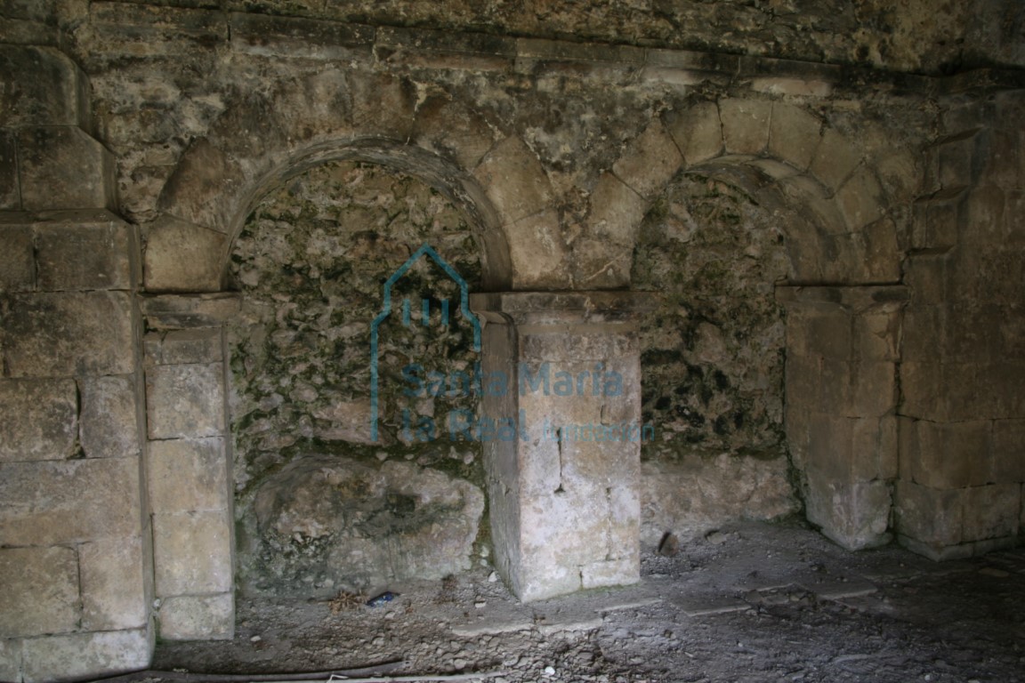 Arcos ciegos del piso inferior de la torre