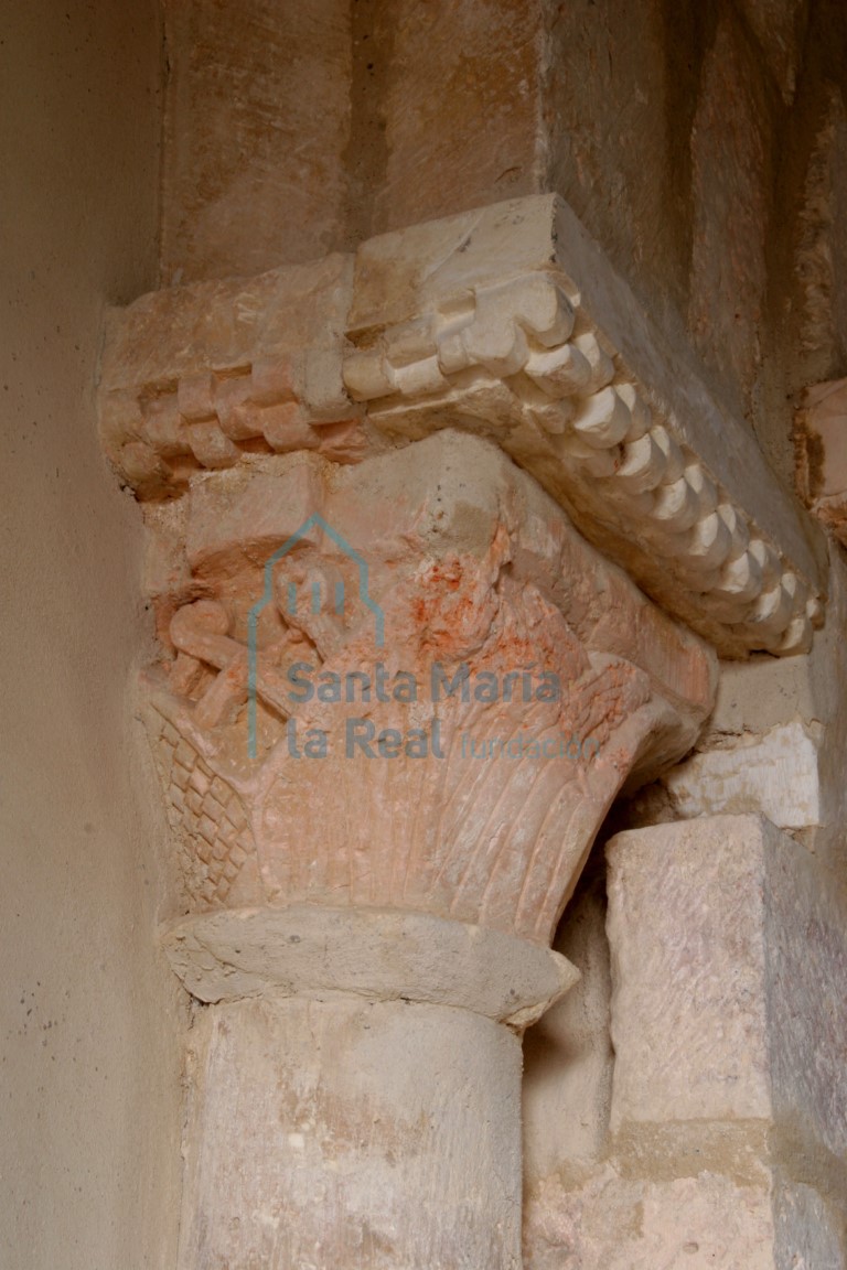 Capitel del atrio románico