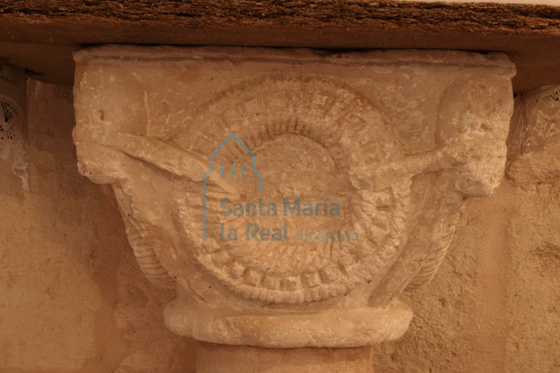 Capitel del la antigua galeria porticada reutilizado como peana de la Virgen de la Soledad