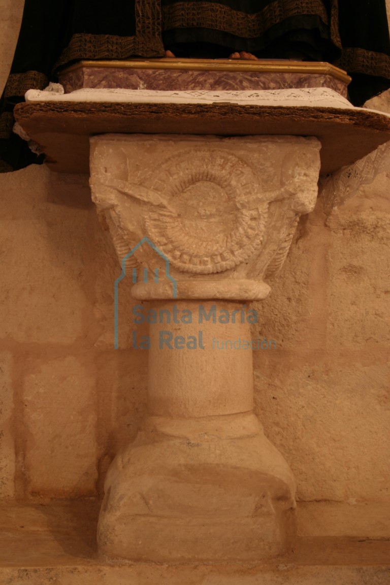 Capitel, fuste y basa reutilizados como peana de la Virgen de la Soledad