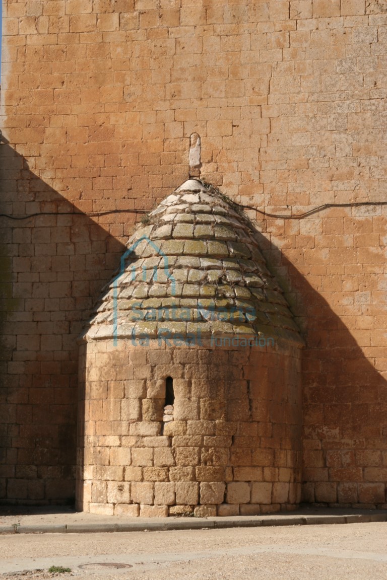 Vista exterior del absidiolo de la torre