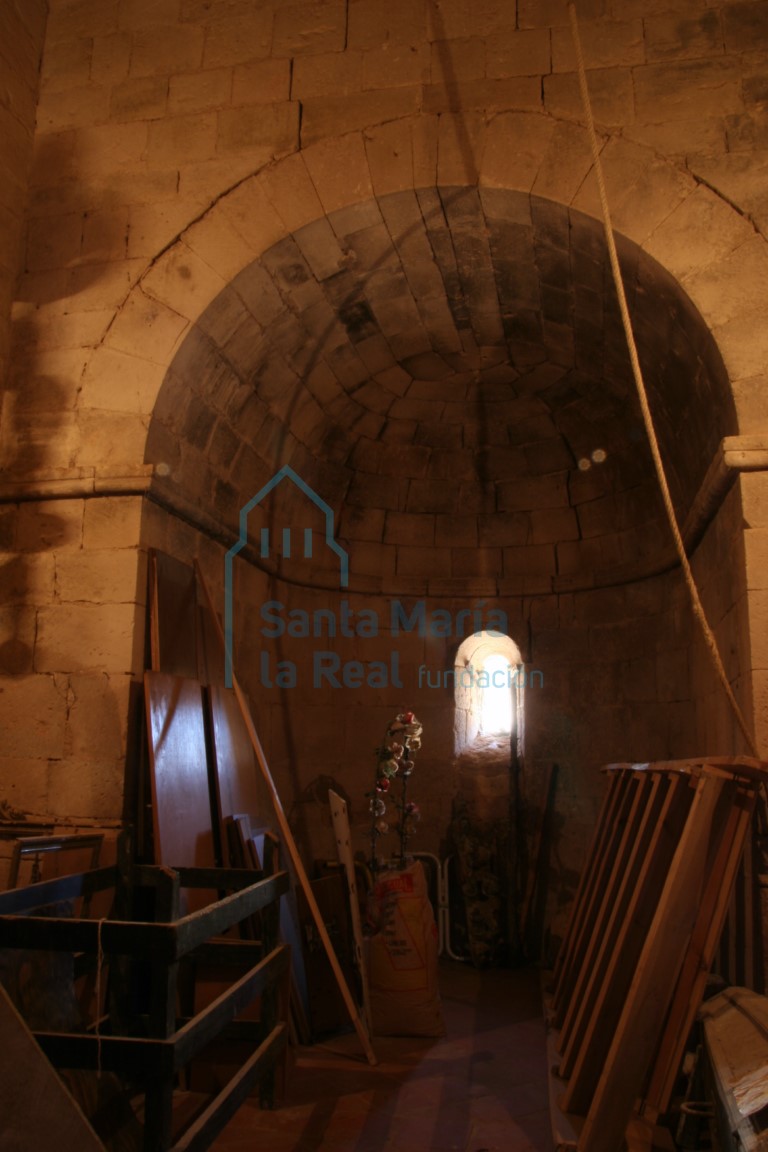 Vista interior del absidiolo de la torre