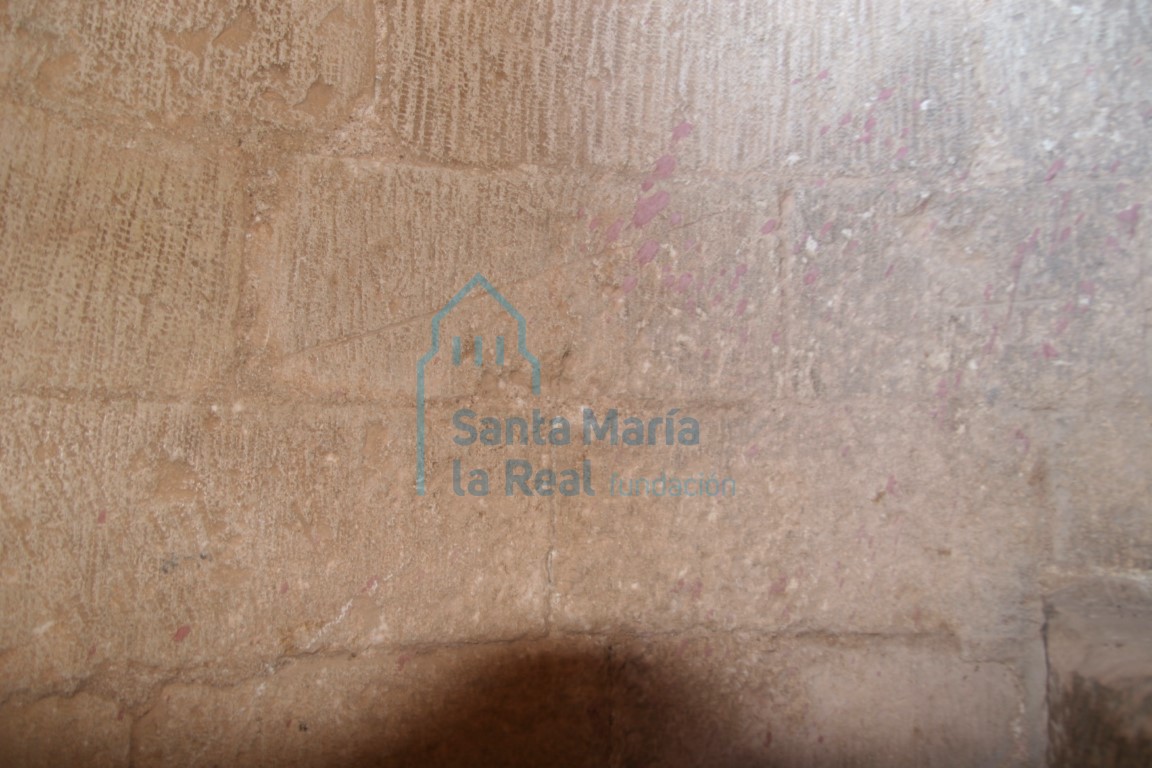 Detalle de las marcas de tallado de los sillares en el interior de la torre