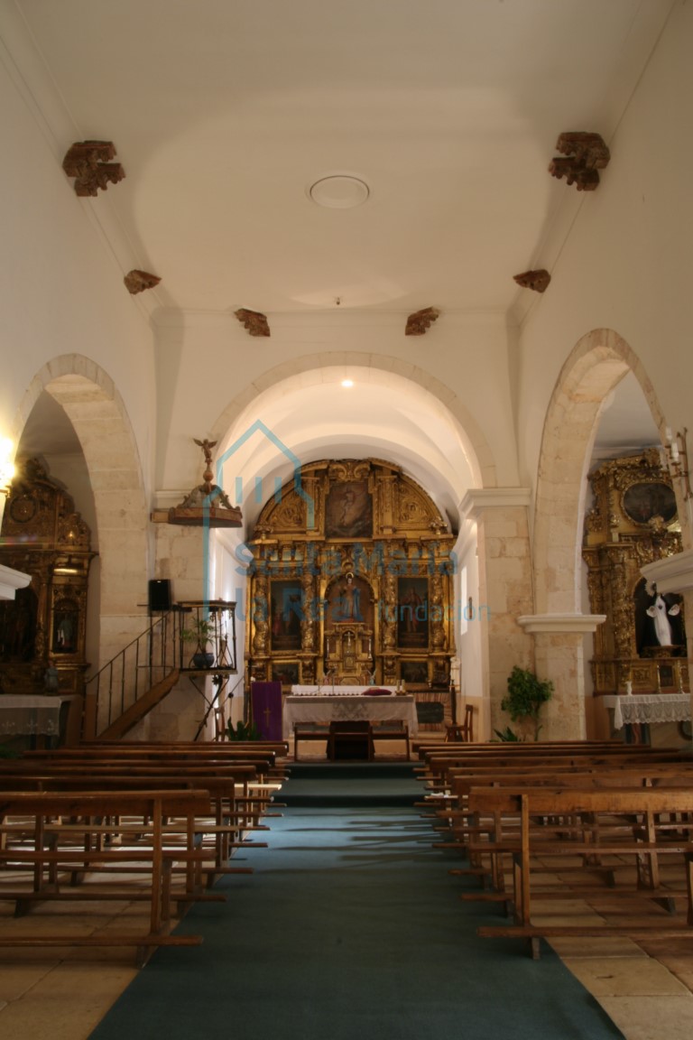 Vista interior de la iglesia hacia la cabecera