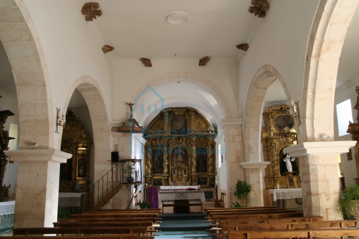 Vista interior de la iglesia hacia la cabecera