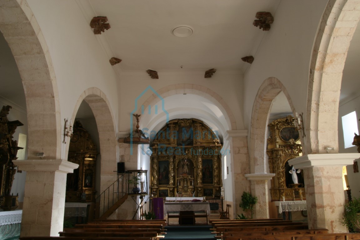 Vista interior de la iglesia hacia la cabecera