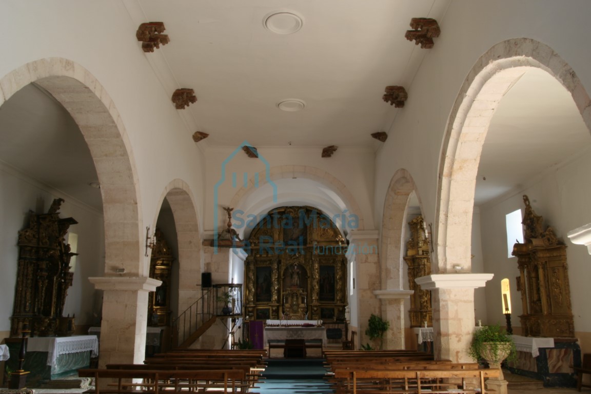 Vista interior de la iglesia hacia la cabecera