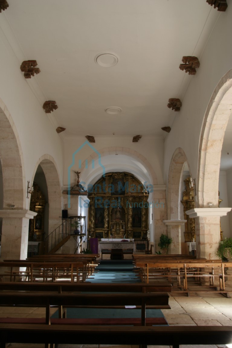 Vista interior de la iglesia hacia la cabecera