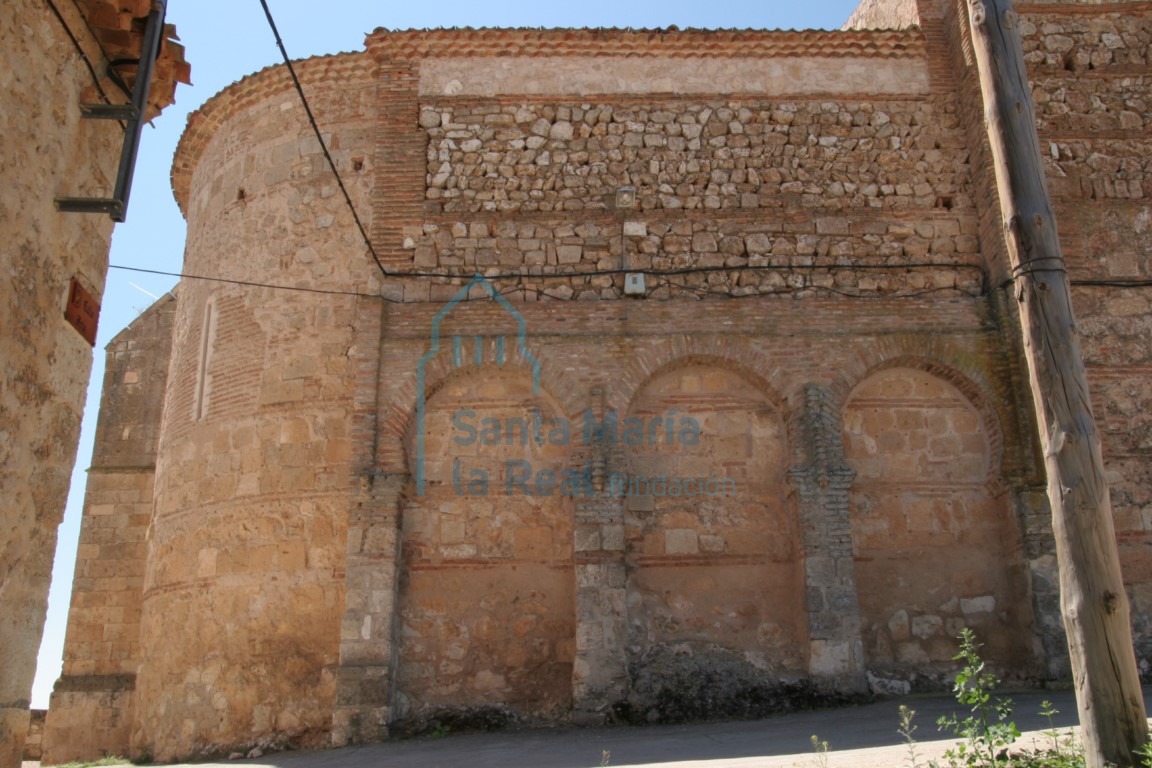 Detalle de la arquería del muro norte del prebisterio