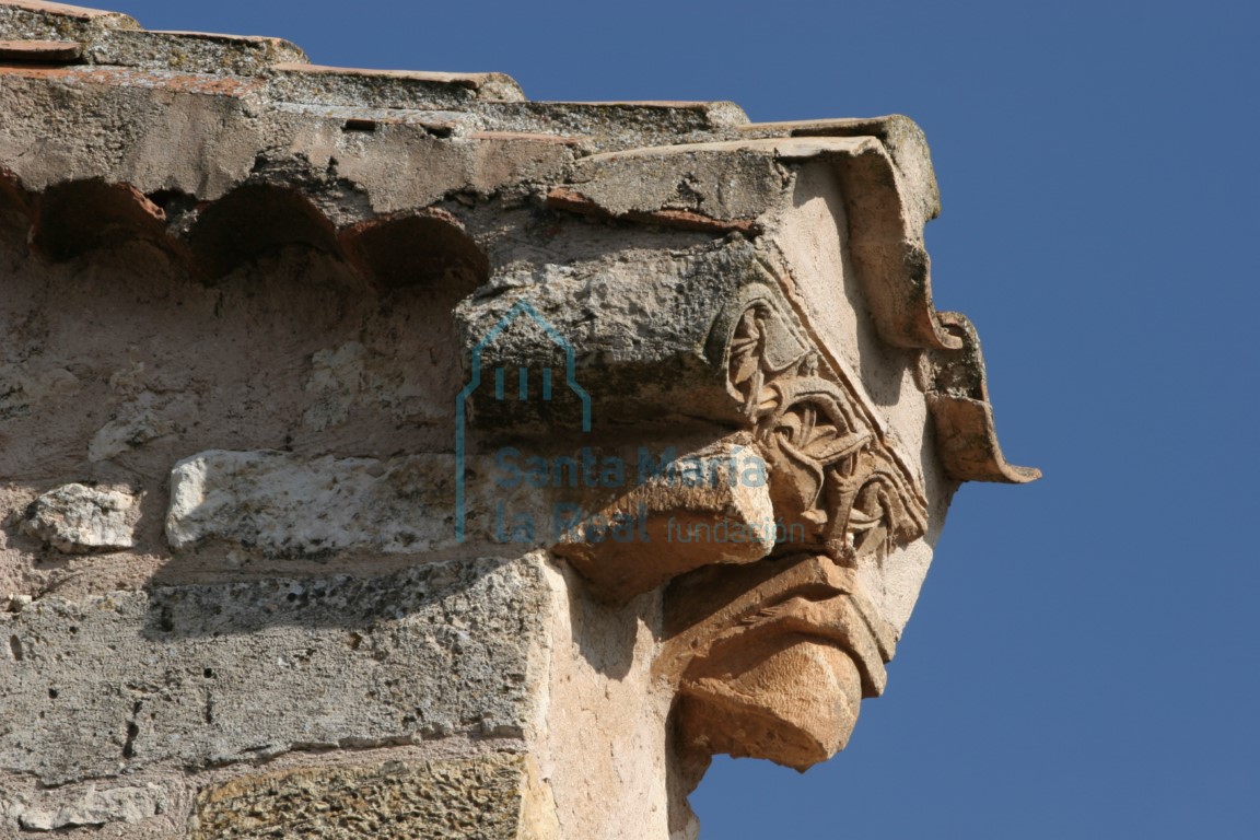 Canecillos y cornisa reutilizados en el muro sur