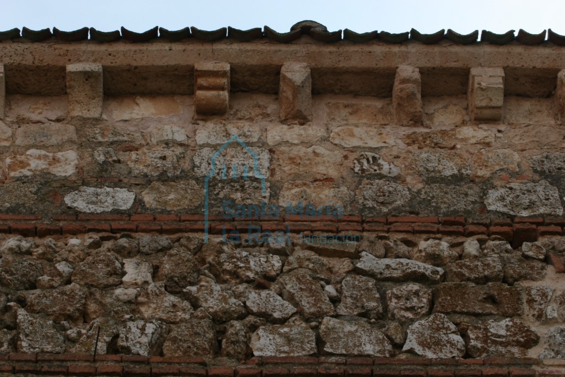 Canecillo e hilada de ladrillo del muro norte