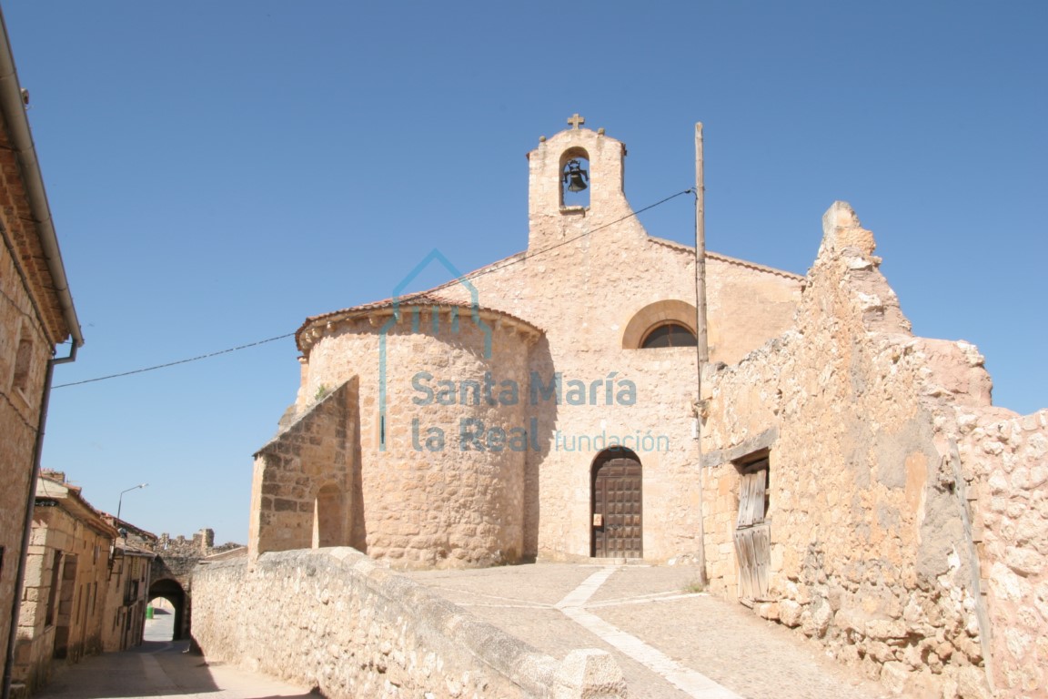 Fachada este