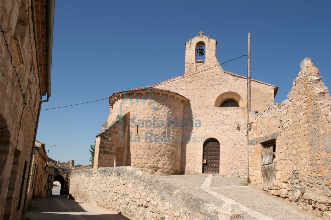 La iglesia desde el este