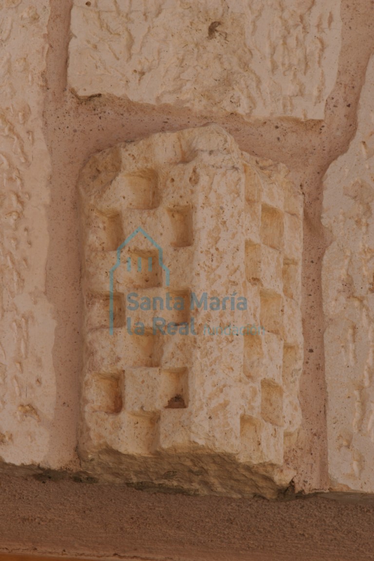 Pieza descontextualizada en fachada de una vivienda particular