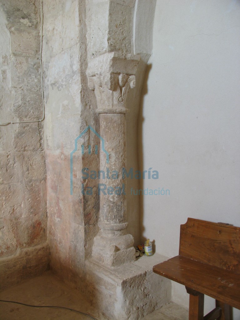 Columna de la arquería del presbiterio