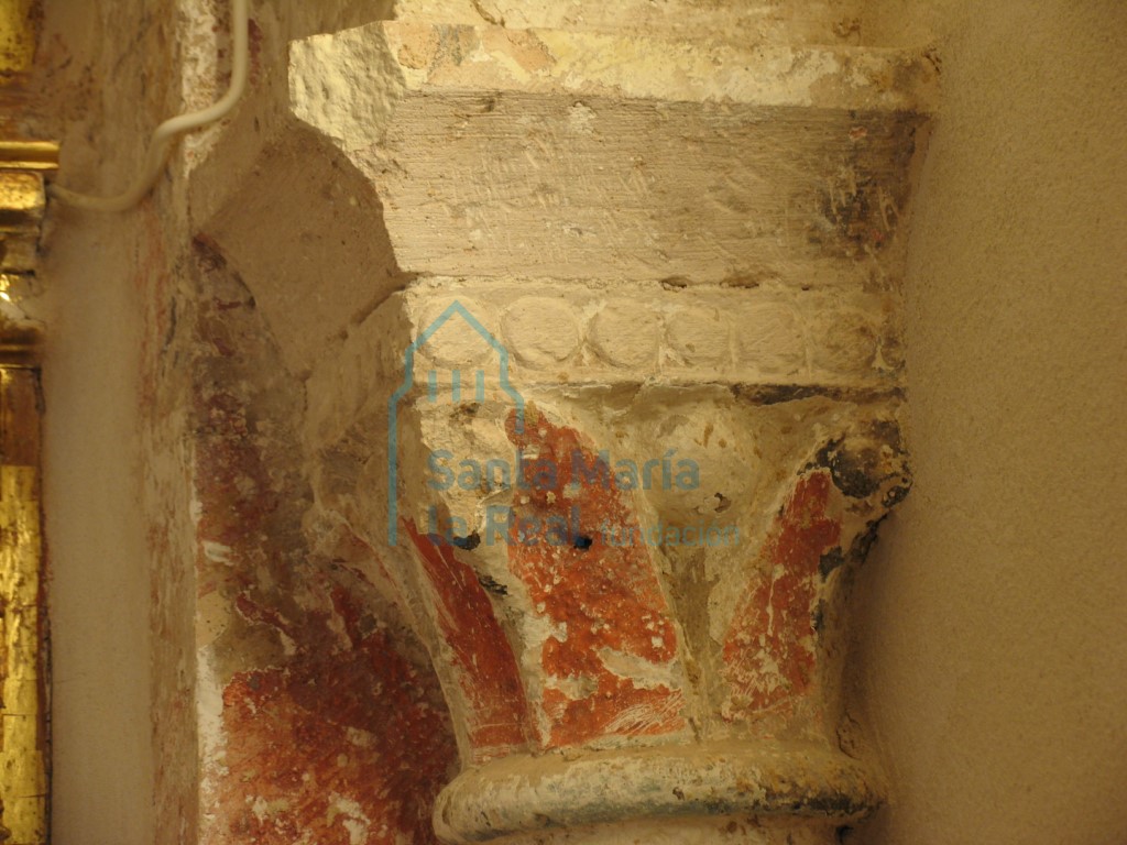 Capitel de la arquería del presbiterio con restos de policromía