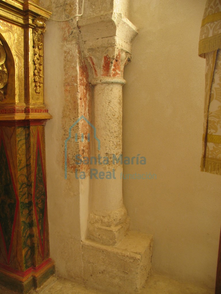 Columna del presbiterio con restos de policromía