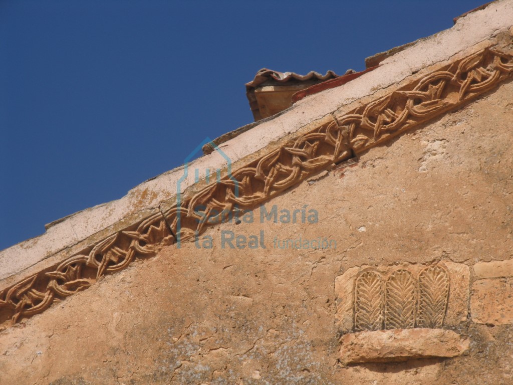 Detalle de motivos vegetales y geométricos en la ampliación del pórtico