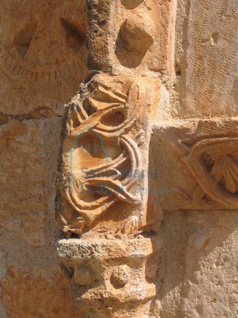 Detalle del remate de la chambrana de la portada del pórtico