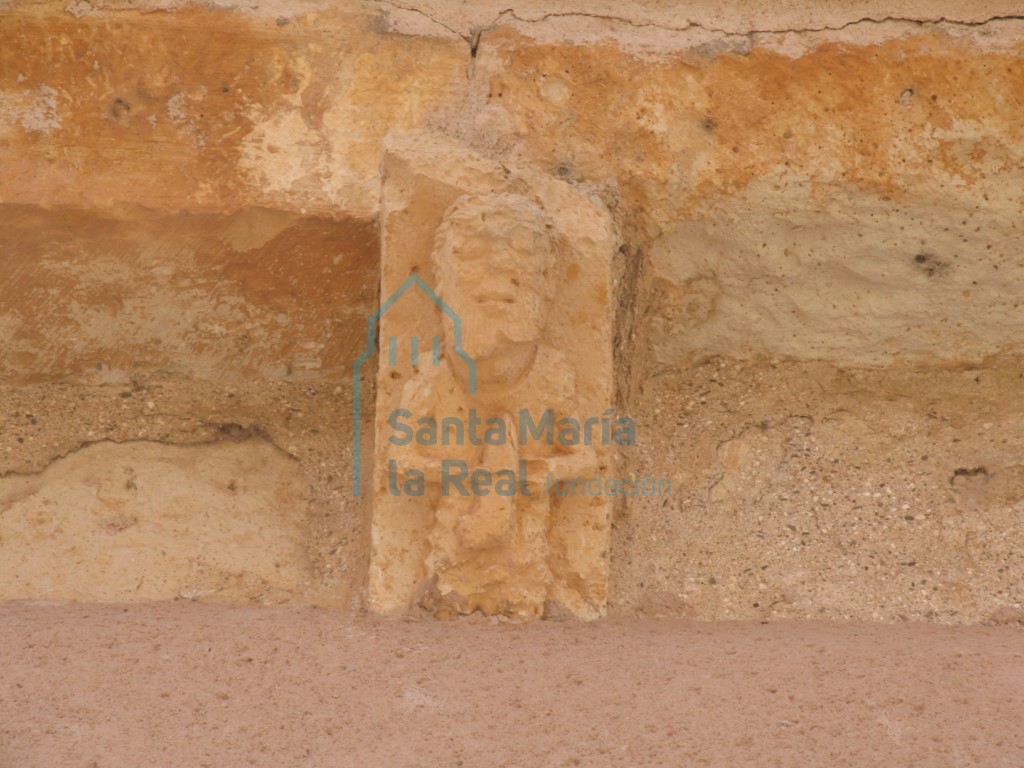 Canecillo con figura humana en la cornisa del muro septentrional