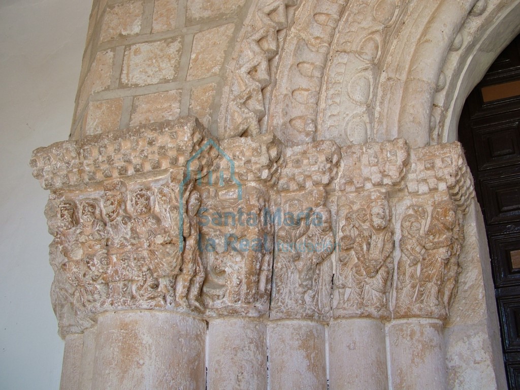 Capiteles del lado occidental de la portada