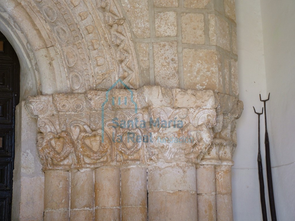 Capiteles del lado oriental de la portada