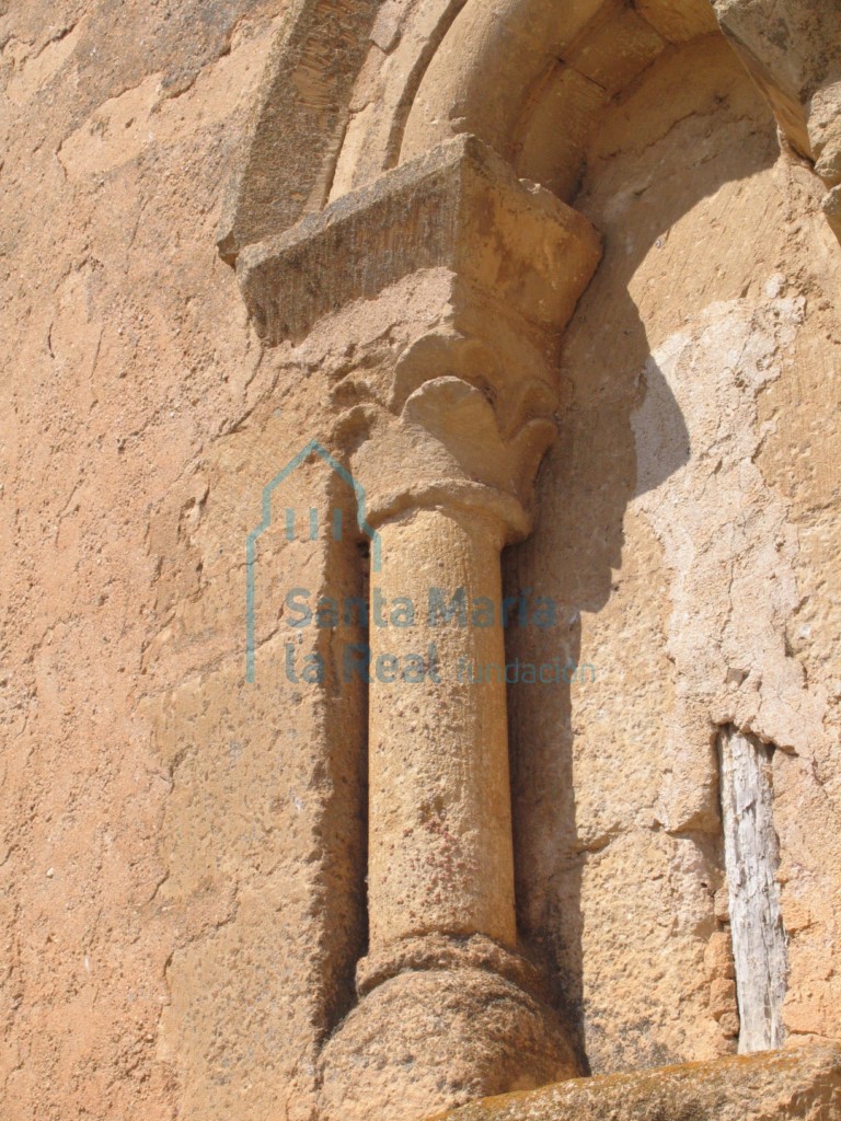 Columna izquierda de la ventana central del ábside