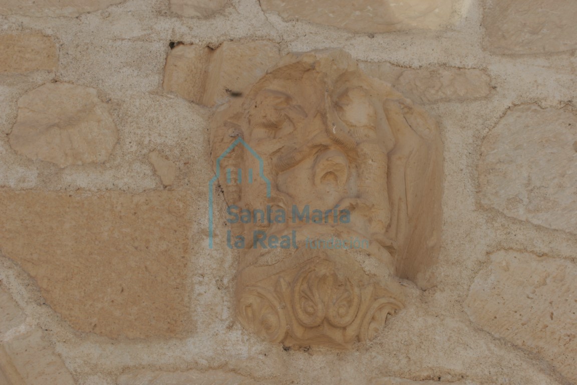 Capitel embutido en el muro norte. un pájaro, un árbol y dos figuras humanas en actitud de lucha