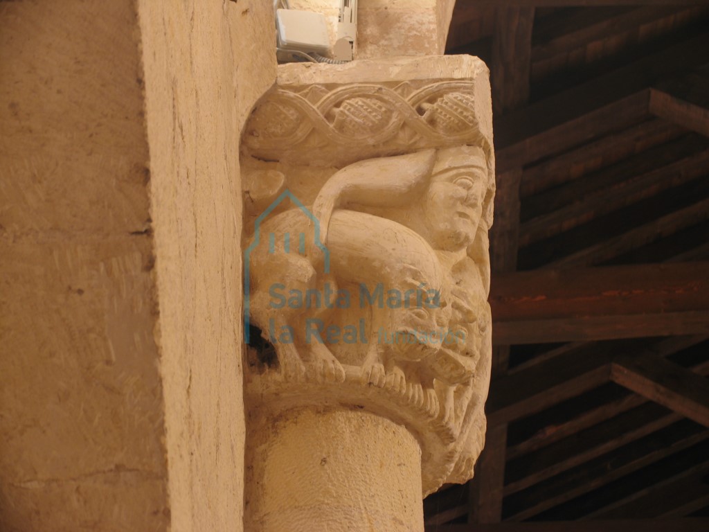 Vista desde el este del capitel del arco triunfal. Leones y cabeza con tocado en las arista