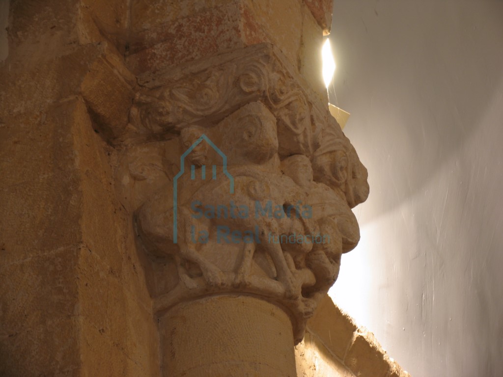 Detalle oeste del capitel izquierdo del arco triunfal. León ( Daniel en el foso de los leones )