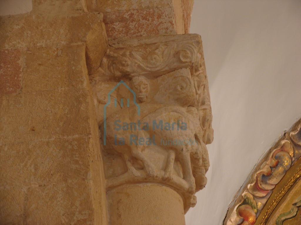 Detalle oeste del capitel izquierdo del arco triunfal. León ( Daniel en el foso de los leones)